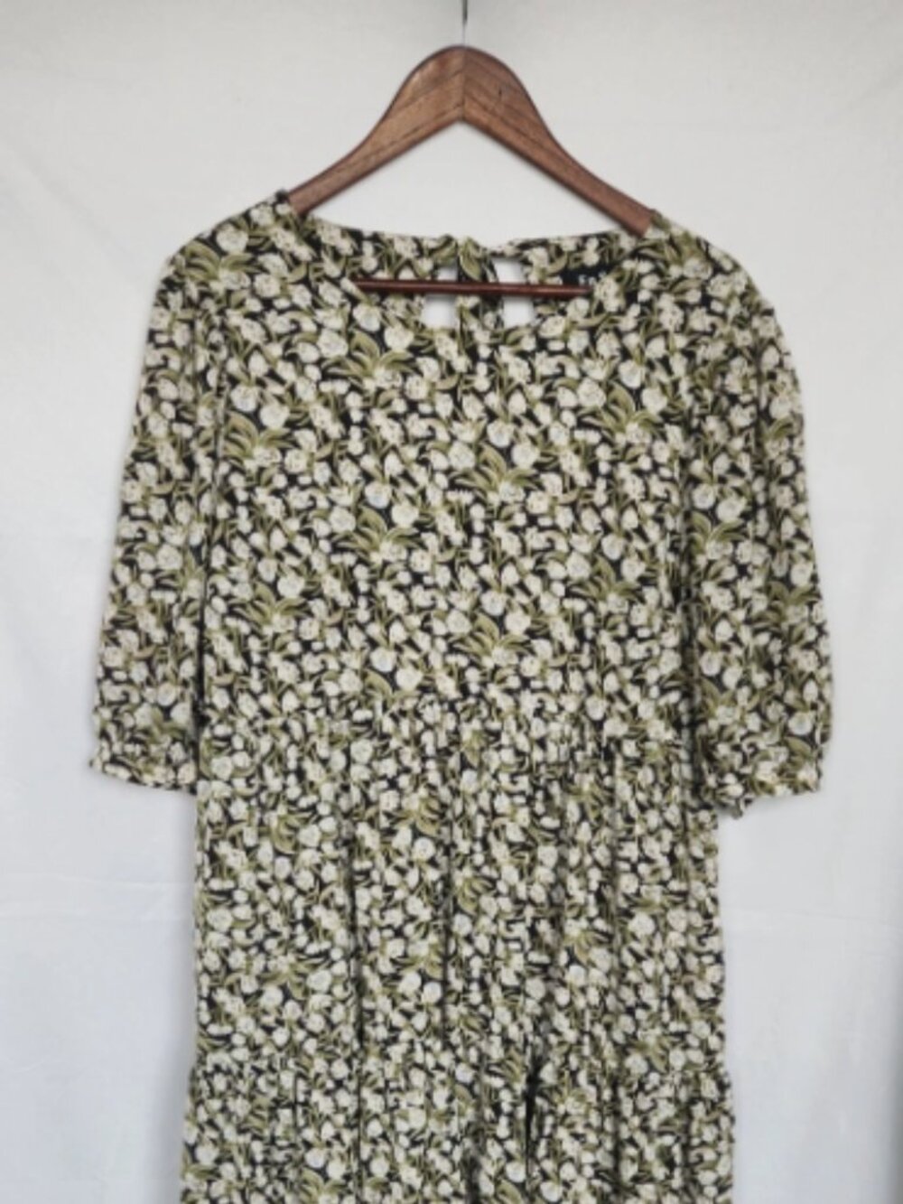 En Saison Jocelyn Floral Open Tie Back Tiered Midi Dress Green Ditsy Floral XL